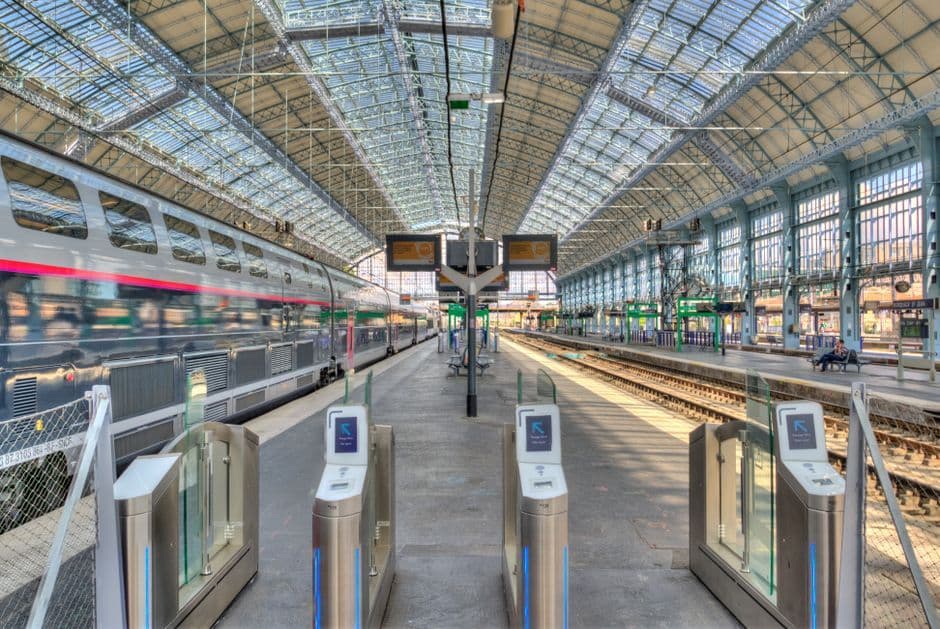 Turn-by-Turn Gate and Concession Routing: Optimizing Passenger Flow and Non-Aeronautical Revenue in High-Volume Transit Hubs